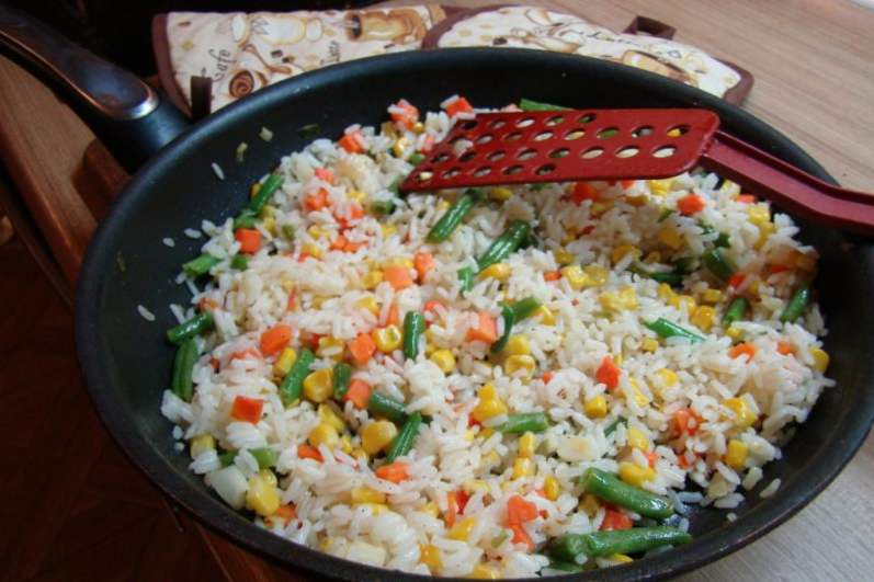 "Секрет" приготування рису з овочами на сковороді