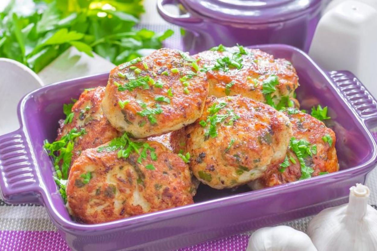 Які продукти потрібно додати у фарш, щоб котлети вийшли "соковитими"