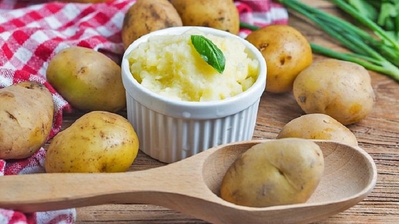Що кинути в каструлю, щоб картопля повністю проварилася, але не розварилася