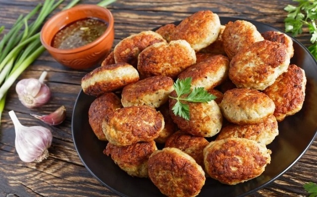 Який продукт доданий до фаршу зробить котлети "соковитими"