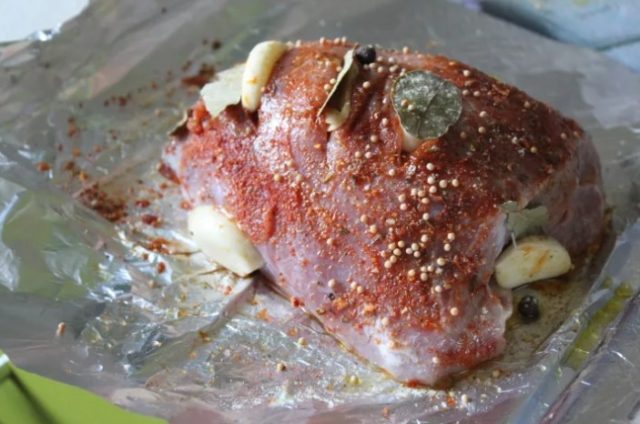 Як шеф-кухарі шпигують м'ясо часником та лавровим листком