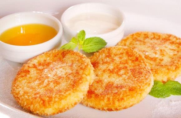 Який продукт доданий до сирників поліпшить смак страви