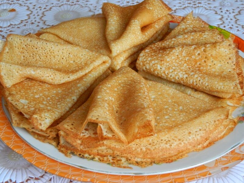 Які пропорції продуктів використовувати, щоб приготувати "діряві" і тонкі млинці