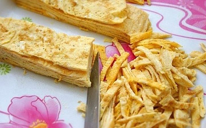 Як приготувати смачний і ситний салат із млинців