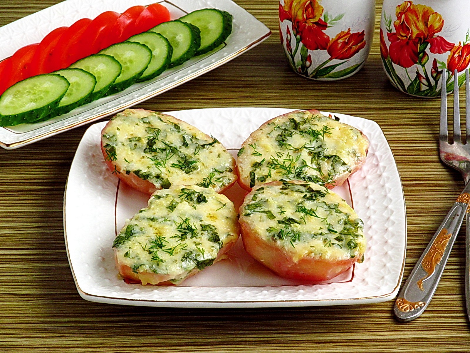 Запечена картопля з сирно-часниковим соусом