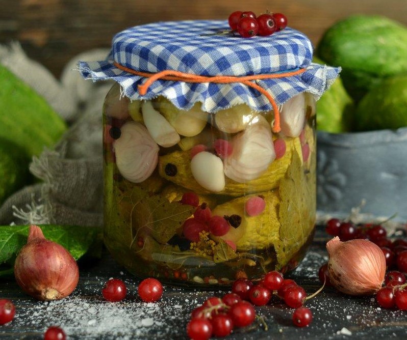 Мариновані огірки з червоною смородиною
