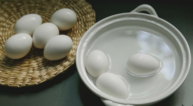 Як правильно варити яйця, що тріснули, щоб зберегти білок