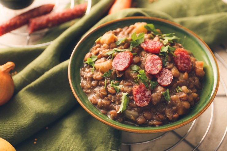 Сочевиця з ковбасками