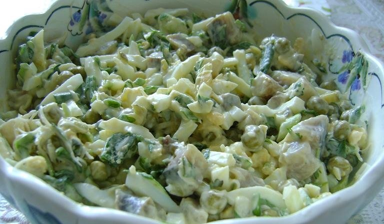 Смачний бюджетний салат з вареними яйцями та горошком