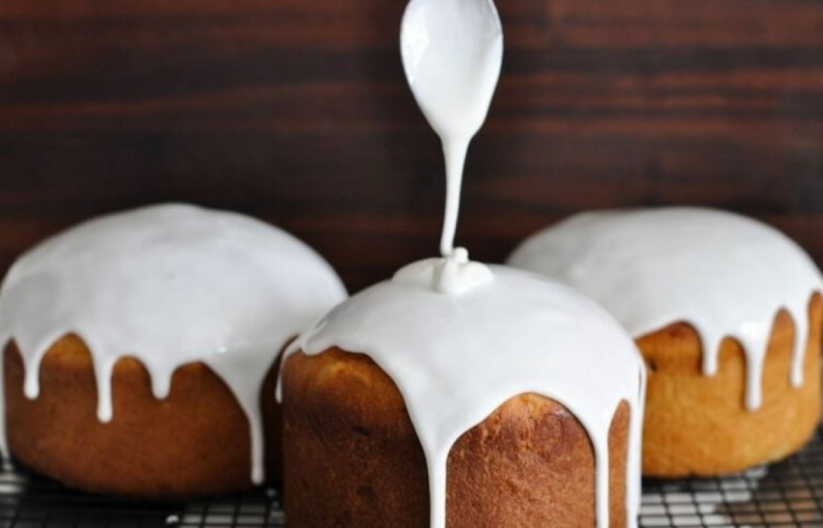 Як приготувати глазур для паски, яка не прилипає й не обсипається