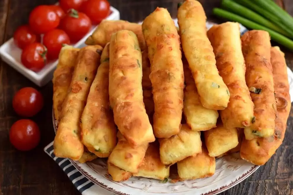 Сирні палички на сковороді: ідея для закуски