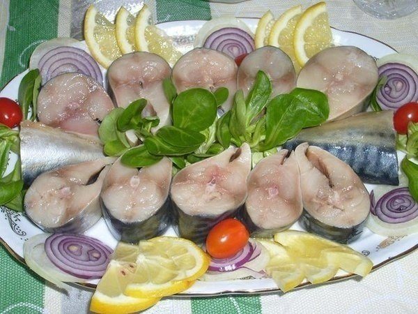 Як замаринувати скумбрію, щоб вона була готова вже за 4 години