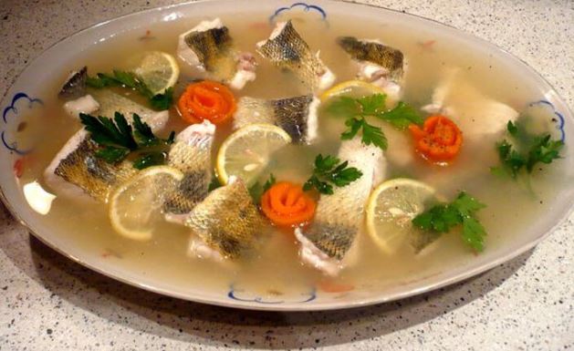 Рибний холодець, який готувати значно швидше, ніж м'ясний