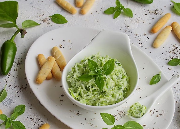 Як приготувати гостре зелене масло для закусок
