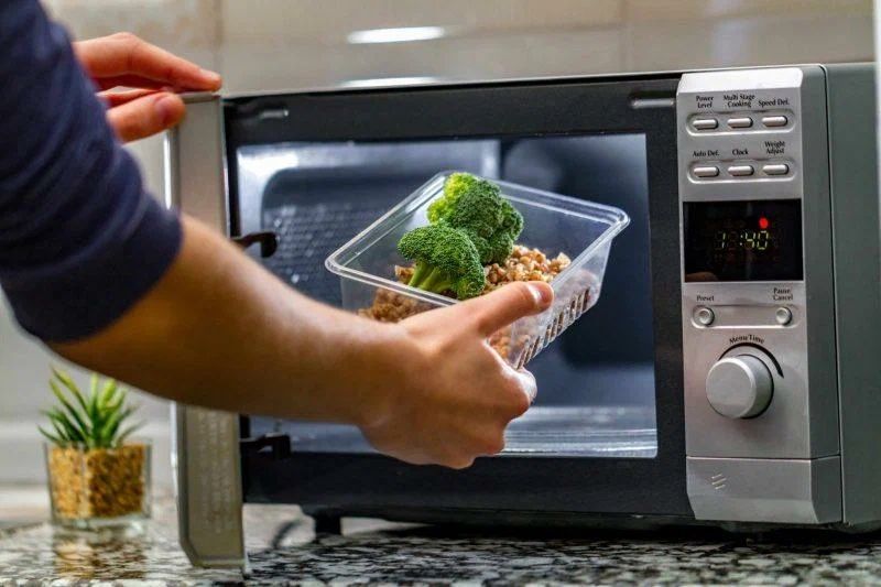 Які продукти категорично не треба гріти в мікрохвильовій печі