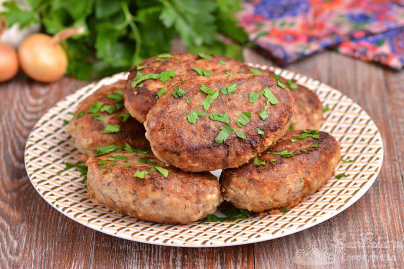 Які три продукти замінять хліб в котлетах: кулінарні поради