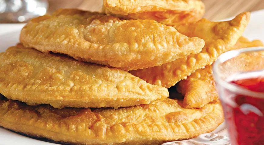 Кулінари розповіли, як зробити солодкі чебуреки