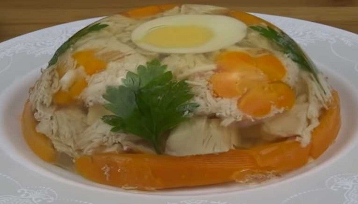 Ідея для холодної закуски: куряче заливне з ароматною петрушкою