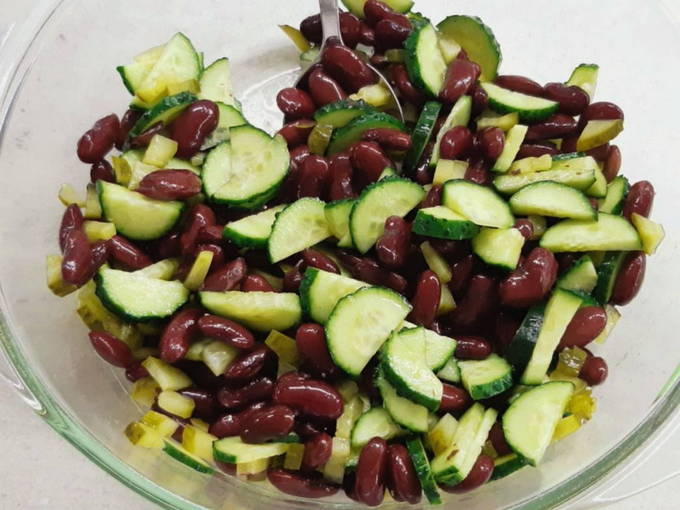 Як приготувати поживний та хрусткий салат з квасолею та куркою