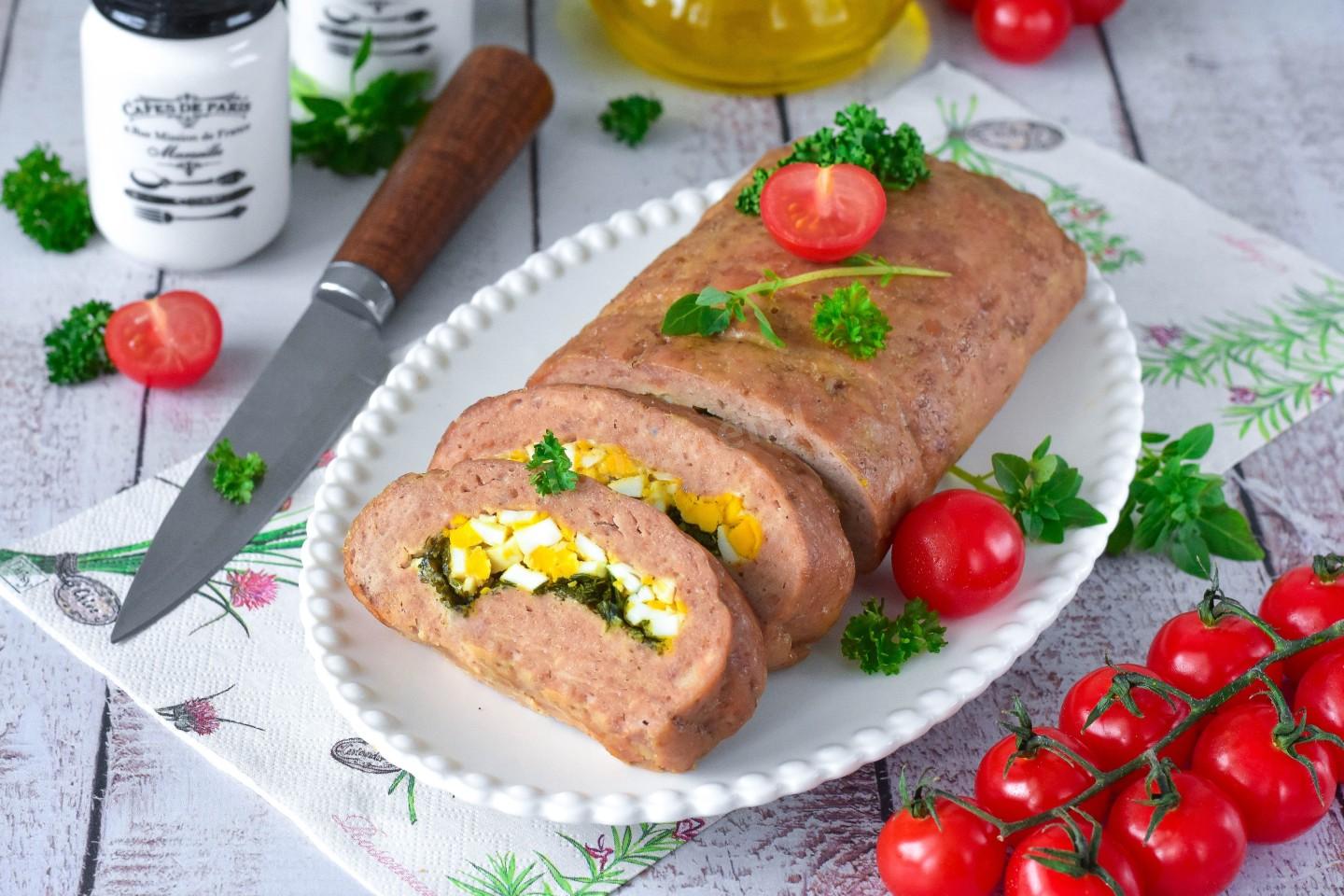 Яскравий та апетитний рулет з фаршу для святкового застілля