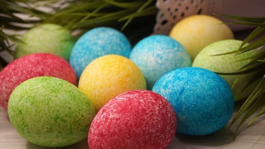 Оригінальний спосіб фарбування яєць на Великдень