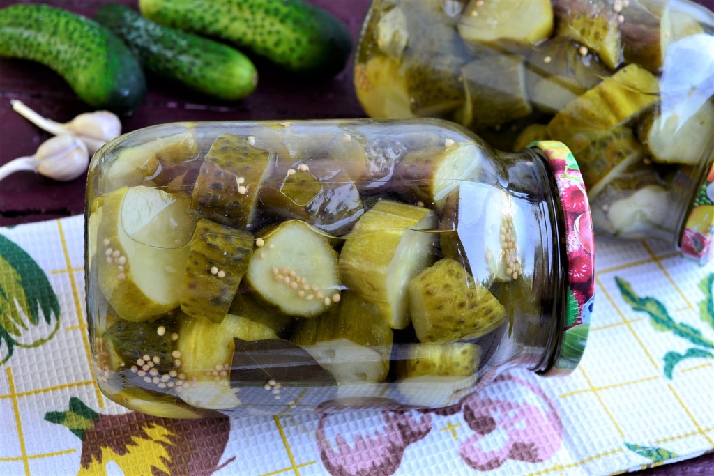 Мариновані огірки з гірчицею та куркумою: закуска за 8 годин