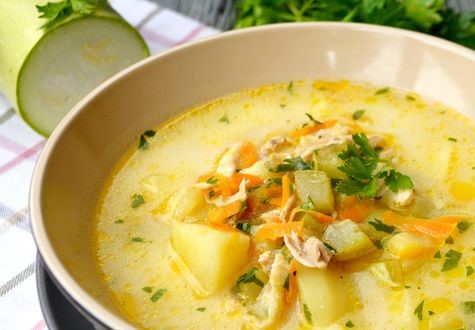Ідея для обіду: кабачковий суп зі сметаною та макаронами