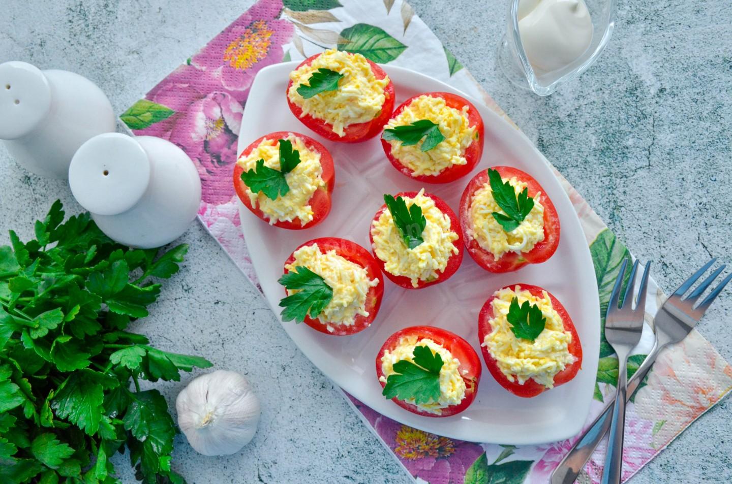 Швидко, просто, із звичайних продуктів, на святковий стіл! Помідори, фаршировані сиром, часником та яйцем, готувати не тільки просто, а й дуже швидко