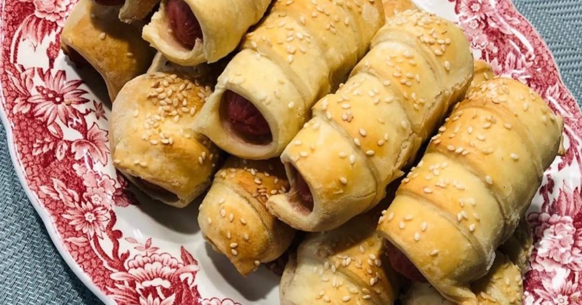 Сосиски, запечені у листковому тісті: швидко та дуже смачно