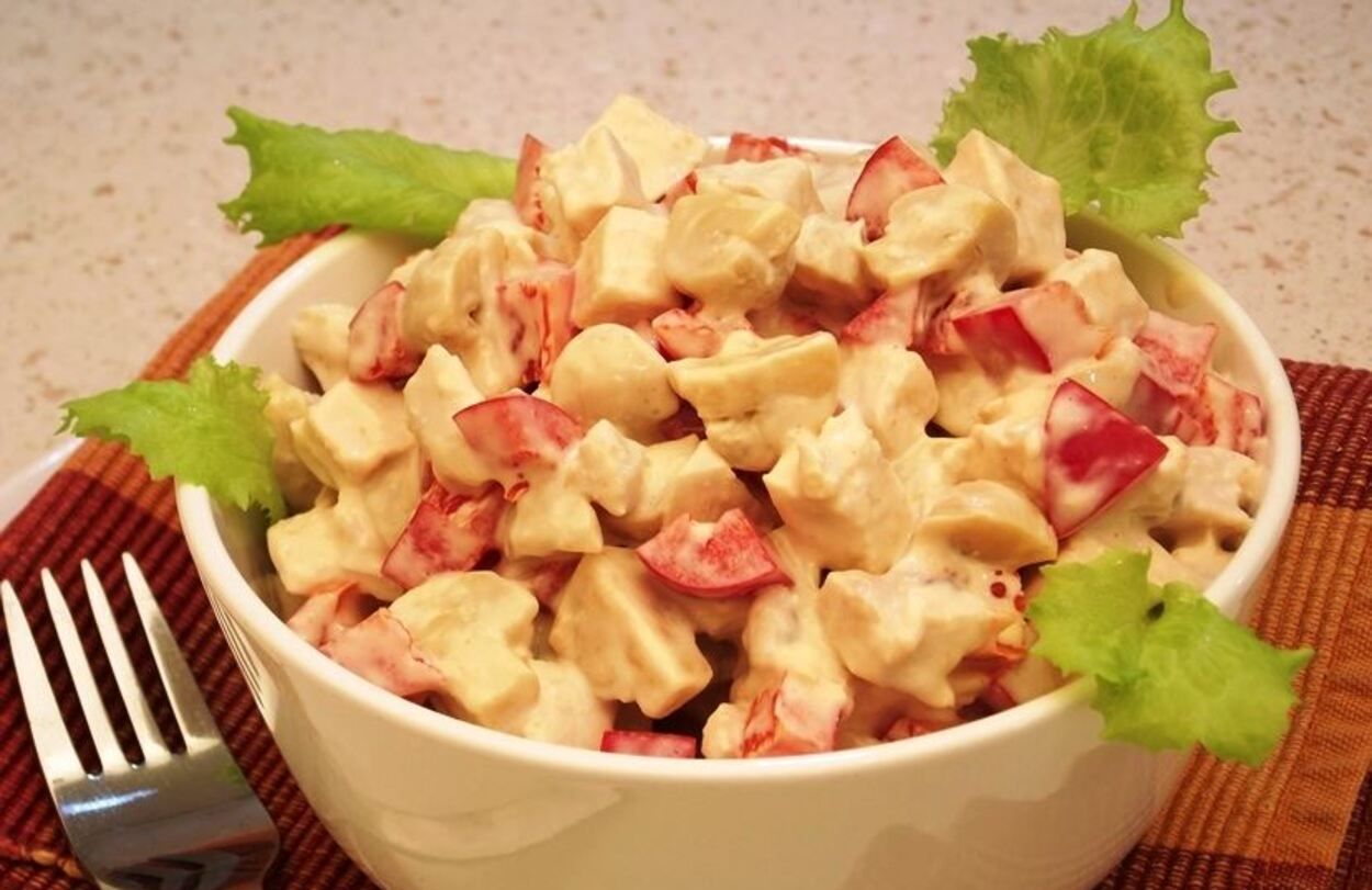 Рецепт дуже смачного салату з копченою куркою, сиром та помідорами, який готується за 5 хвилин