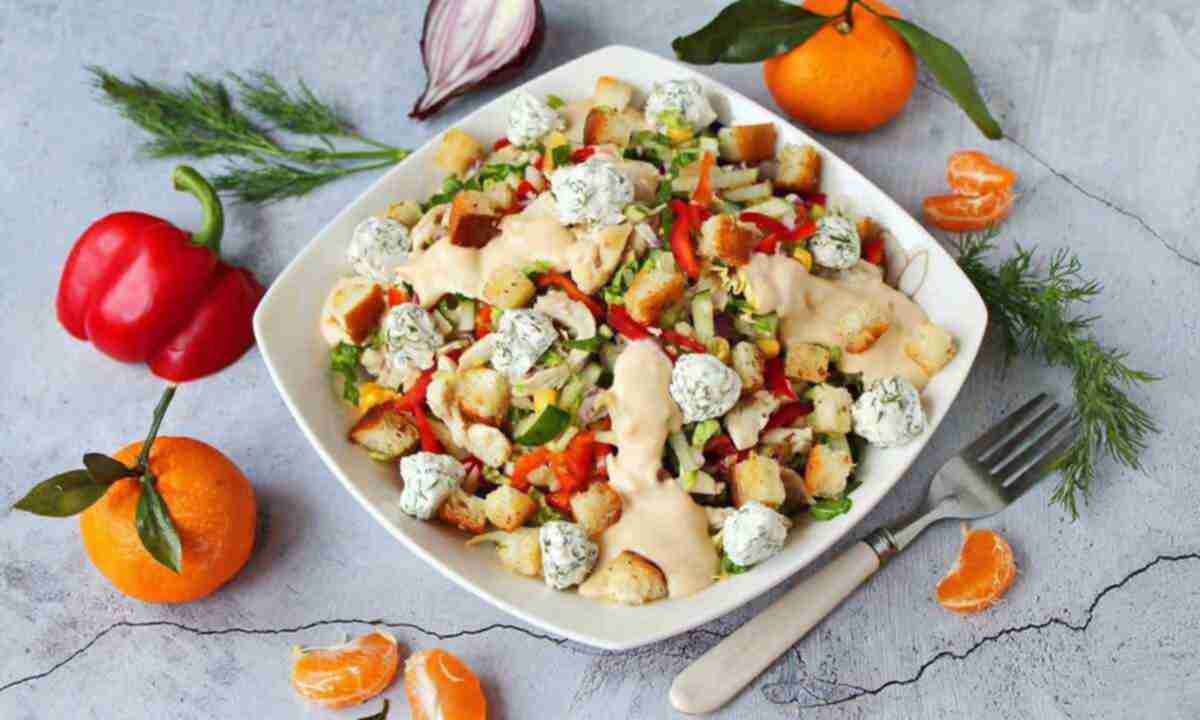 Святковий салат з куркою, апельсином та сирними кульками