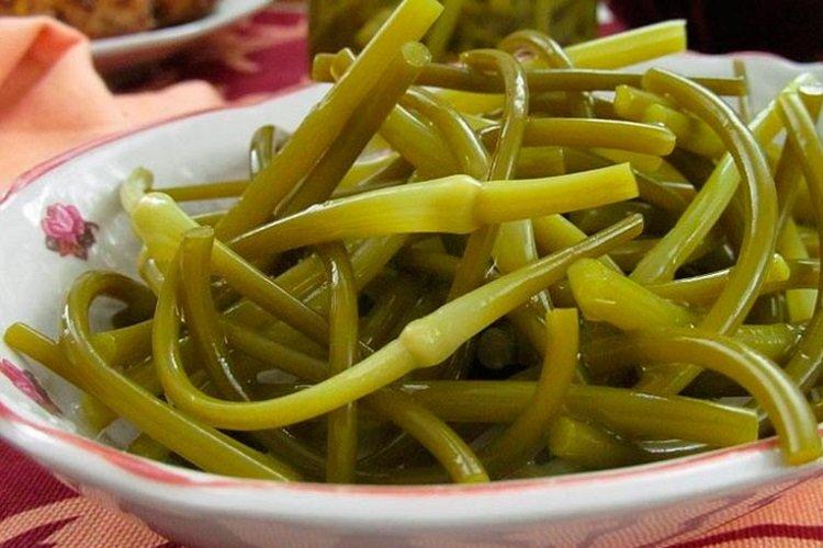 Як засолити на закуску часникові стрілки