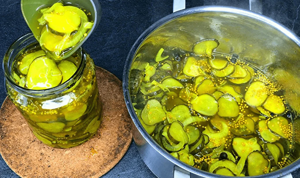 Мариновані огірки з гірчицею та куркумою для зимових бургерів