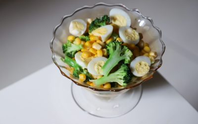 12 салатів з консервованою кукурудзою на щодень
