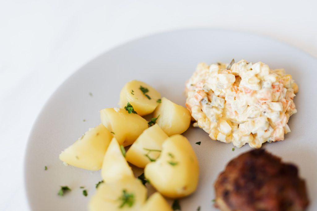 Новорічний олів'є: класичний рецепт з куркою з курячою грудкою